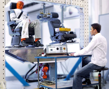 Banco de pruebas de asientos con dummy en uso Foto del banco de pruebas de asientos con dummy