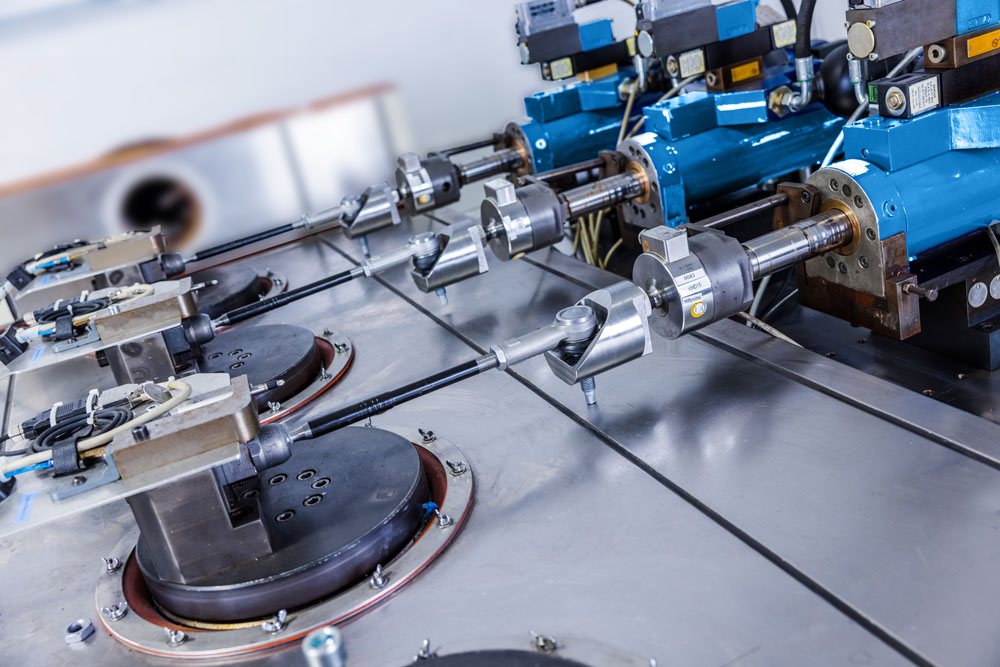 Foto del campo de pruebas: Uso de cilindros hidráulicos con una presión de trabajo de hasta 320 bar